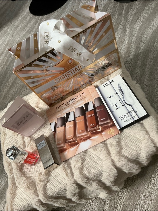Dior Other - Dior gift package with gold & white festive bag and neutral samples